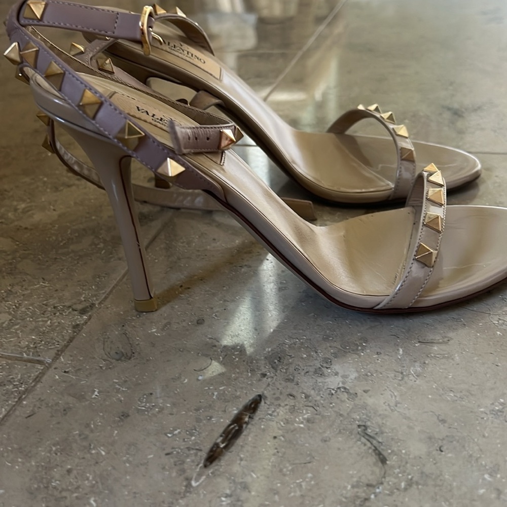 Valentino Garavani Nude Patent Rockstud Ankle-Strap Heels - Picture 3 of 3